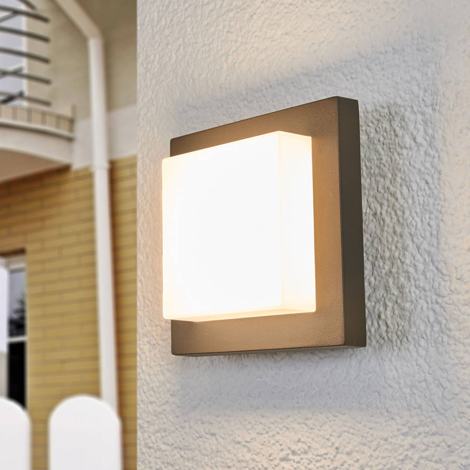 Lucande Applique d'extérieur LED Celeste au design simple
