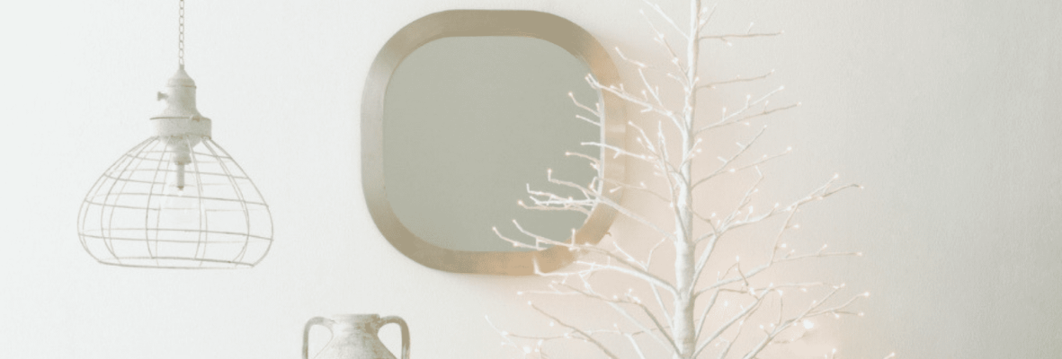 miroir blanc avec sapin de noel blanc